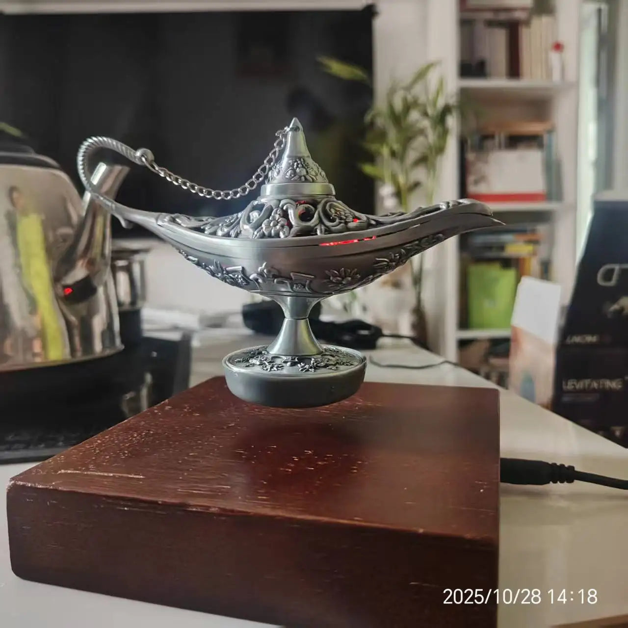 Floating Aladdin Magic Lamp – Magnetic Levitating Desk Ornament